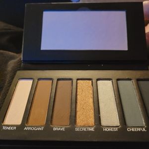 Younique shadow pallet #4